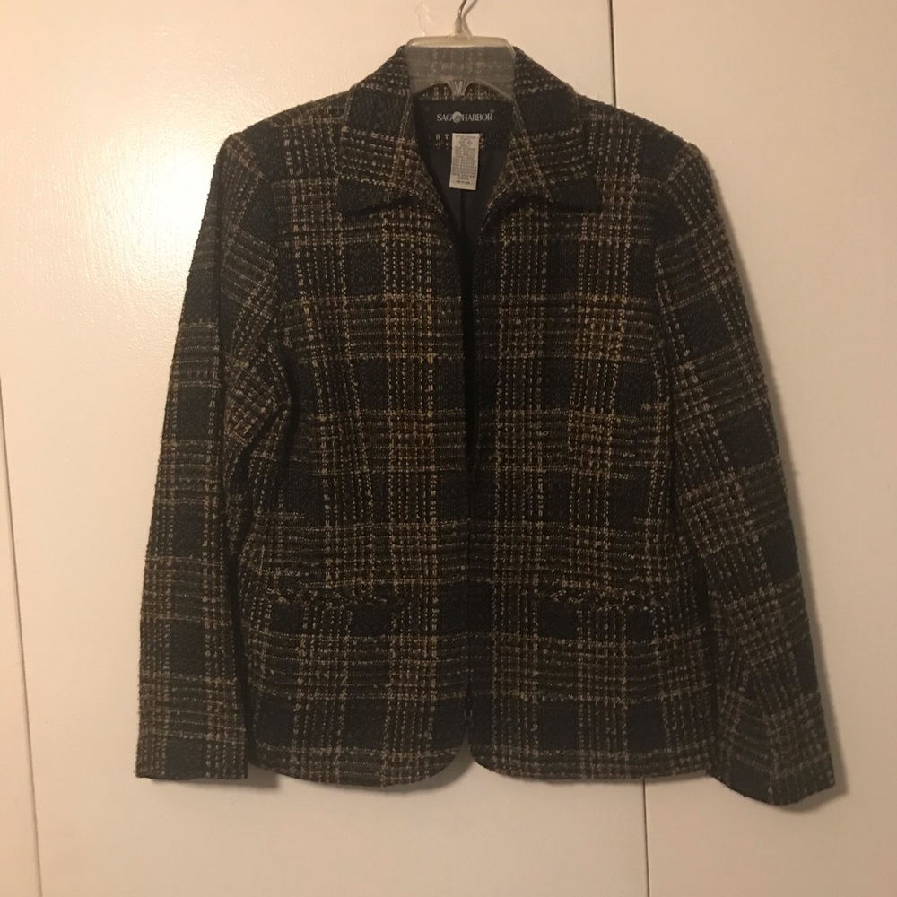 Jacket with pockets and zips up
